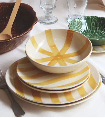 Plato decorativo artesanal de flores en tonos rosa y melocotón de Labadillas